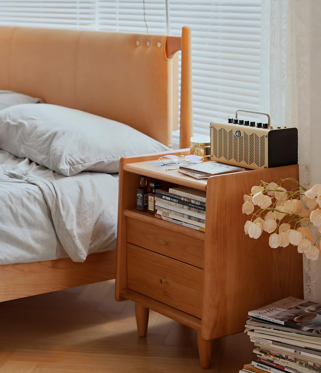 Eichennachtschrank Velum – Massivholz, 2 Schubladen und offenes Fach, goldene Griffe