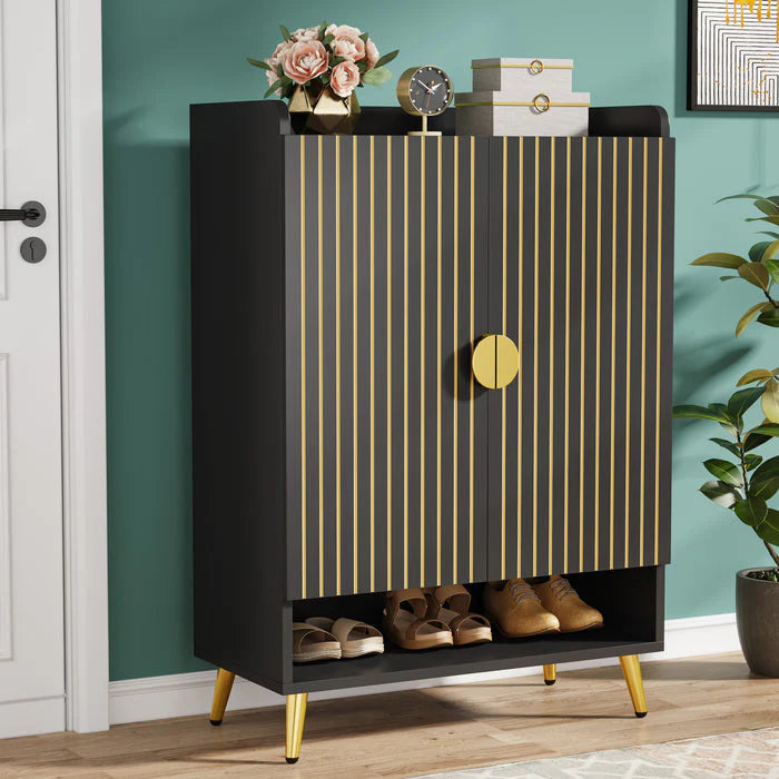 Moderner Schuhschrank mit goldenem Metallrahmen