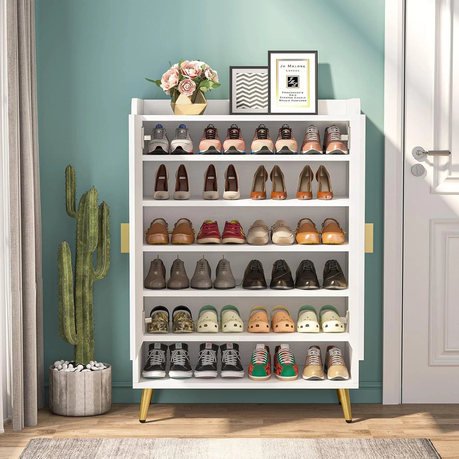 Moderner Schuhschrank mit goldenem Metallrahmen