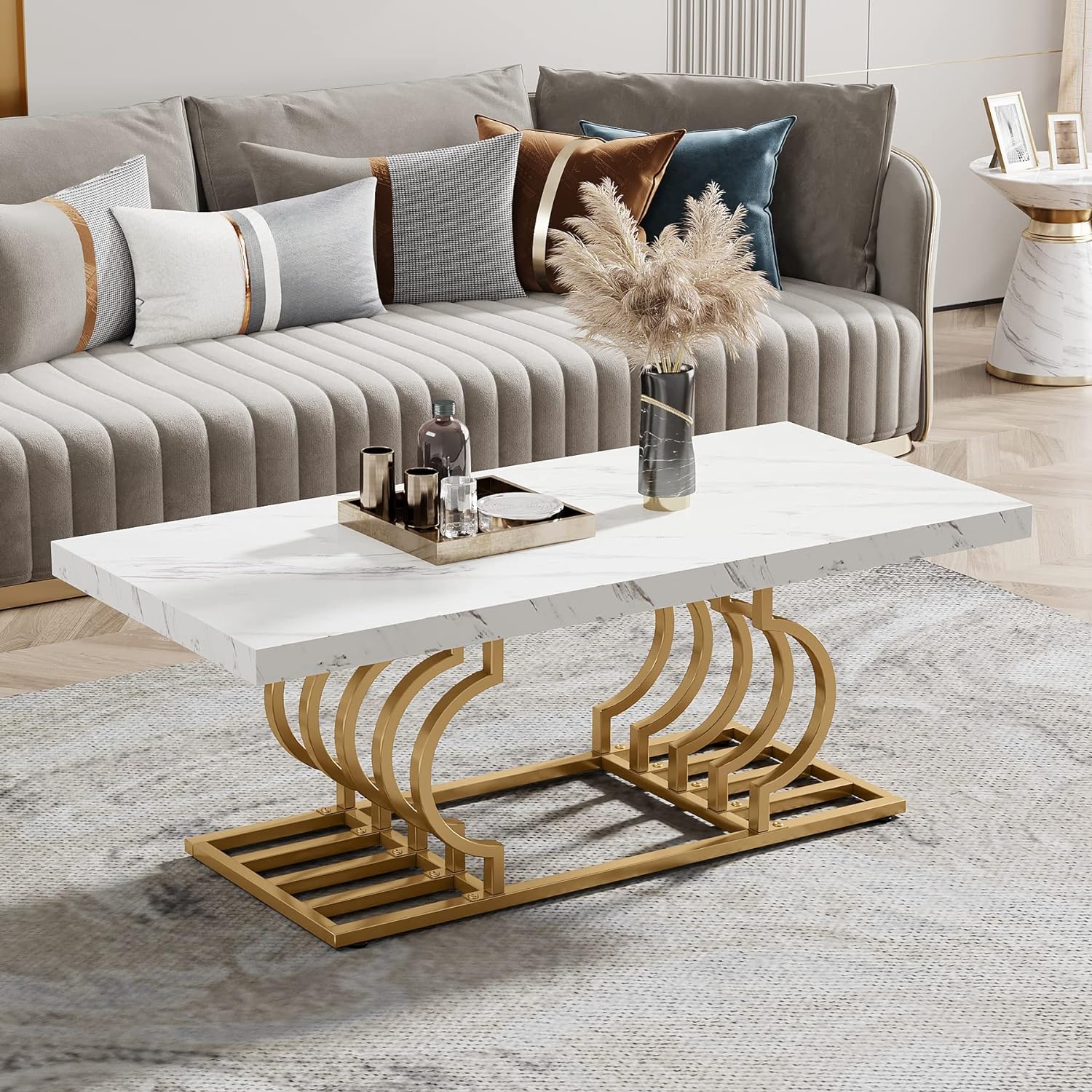 Moderner Couchtisch mit geometrischem Untergestell