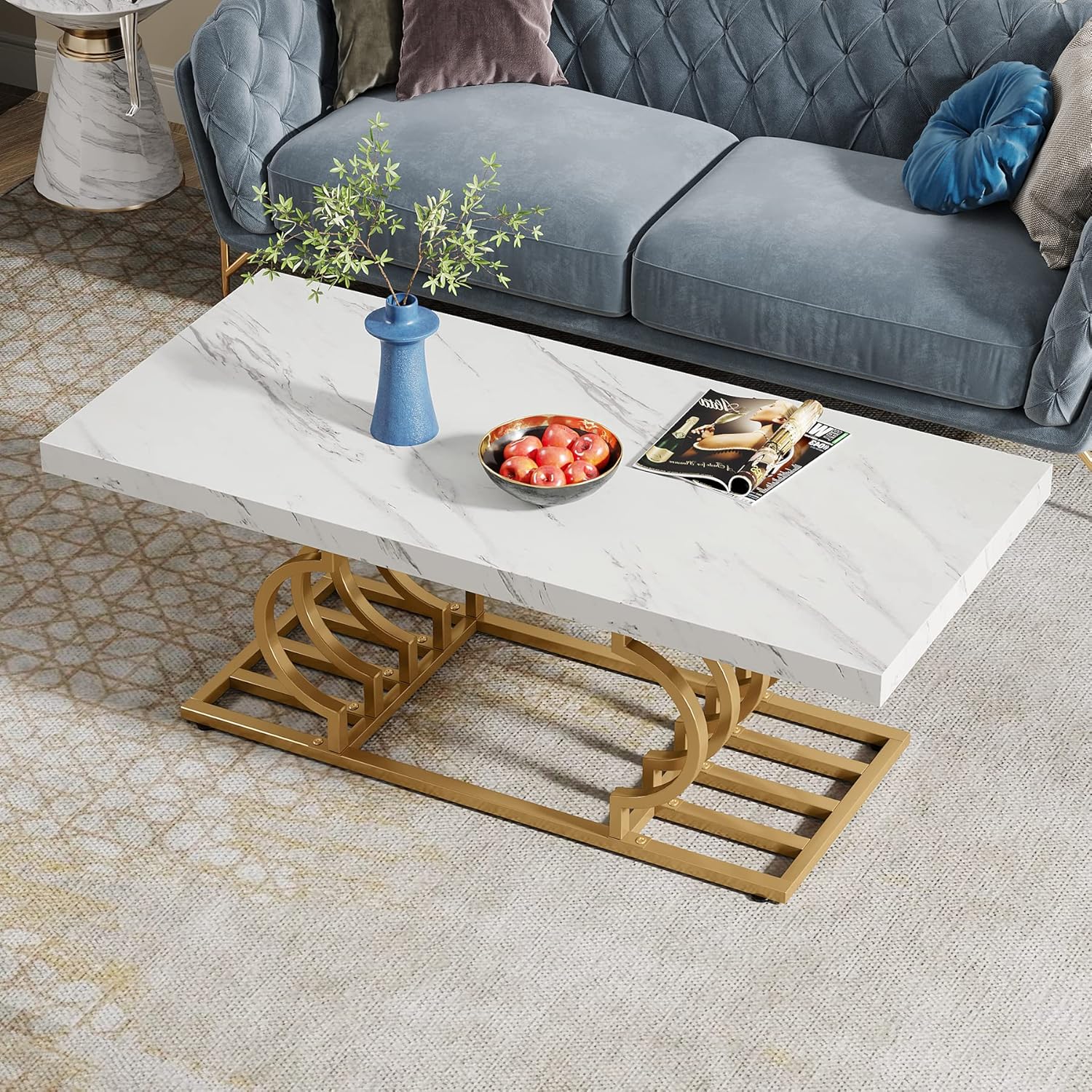 Moderner Couchtisch mit geometrischem Untergestell