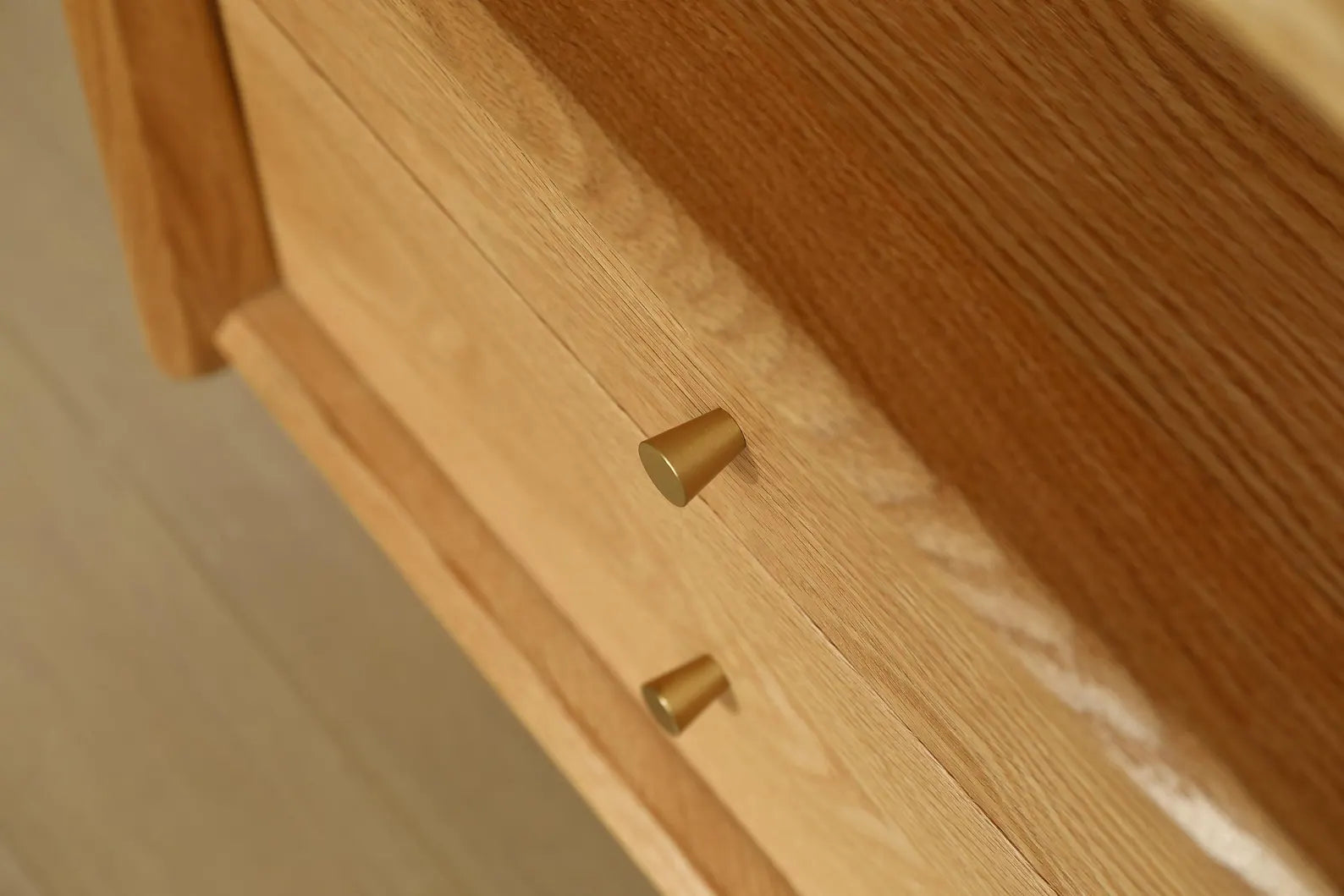 Eichennachtschrank Velum – Massivholz, 2 Schubladen und offenes Fach, goldene Griffe