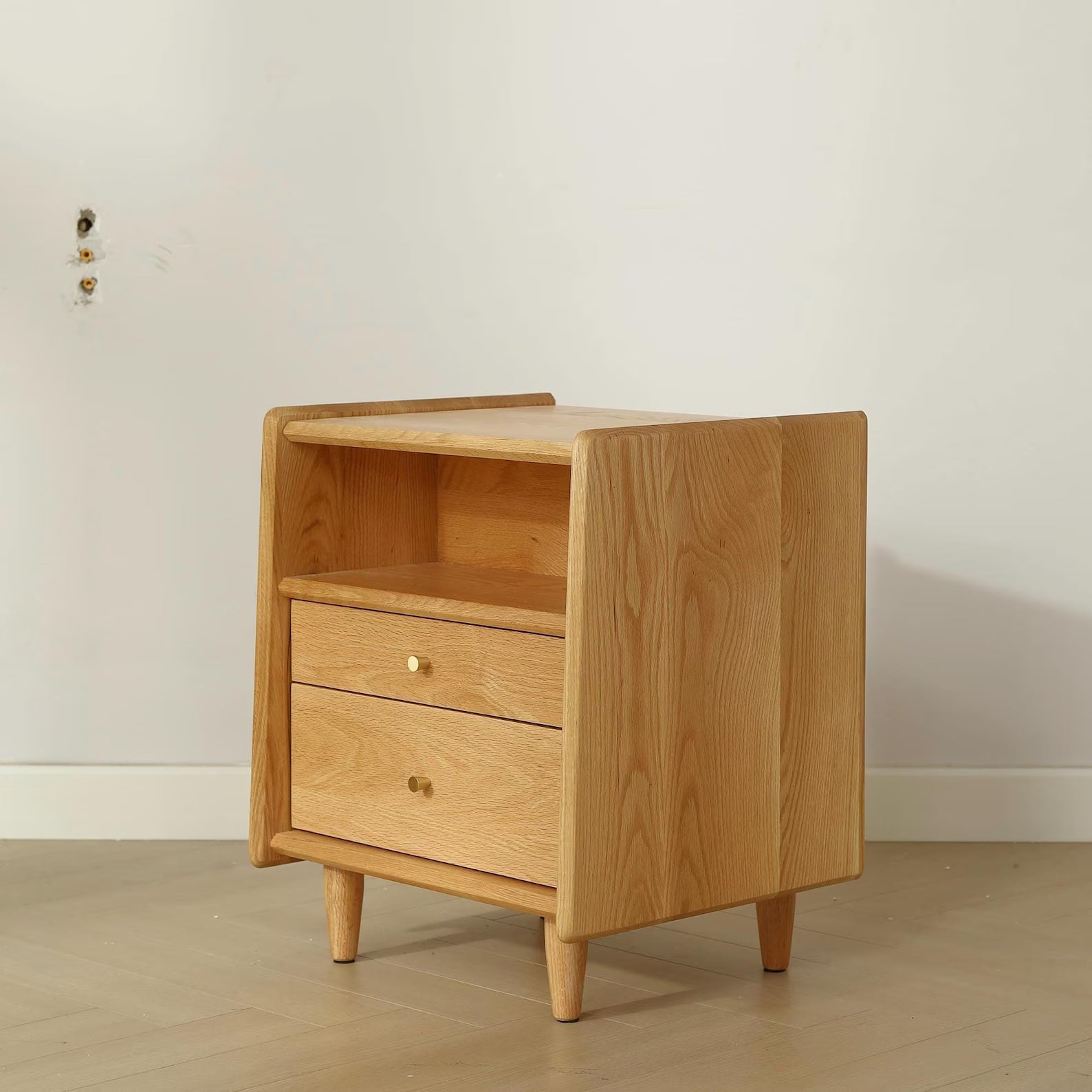 Eichennachtschrank Velum – Massivholz, 2 Schubladen und offenes Fach, goldene Griffe