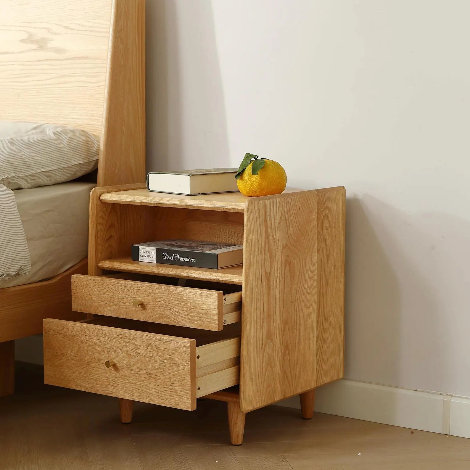 Eichennachtschrank Velum – Massivholz, 2 Schubladen und offenes Fach, goldene Griffe